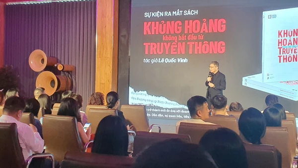 Tác giả Lê Quốc Vinh – Chủ tịch Hội đồng quản trị Công ty Le Bros, tại buổi ra mắt cuốn sách "Khủng hoảng không bắt đầu từ truyền thông", ngày 21/6 ở Hà Nội. Ảnh: Nguyễn Hùng