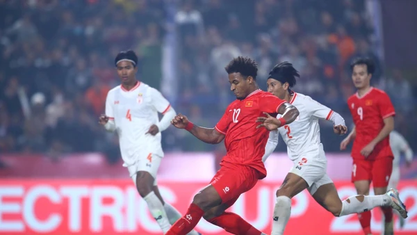 Xuân Son, cầu thủ mang số 12, ghi bàn vào lưới Đội tuyển Myanmar.