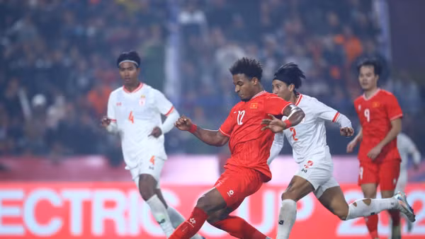 Xuân Son, cầu thủ mang số 12, ghi bàn vào lưới Đội tuyển Myanmar.