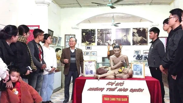 Cựu chiến binh Nguyễn Đình Quốc kể về những năm tháng gian lao nhưng vô cùng anh dũng. Ảnh: LƯU XA