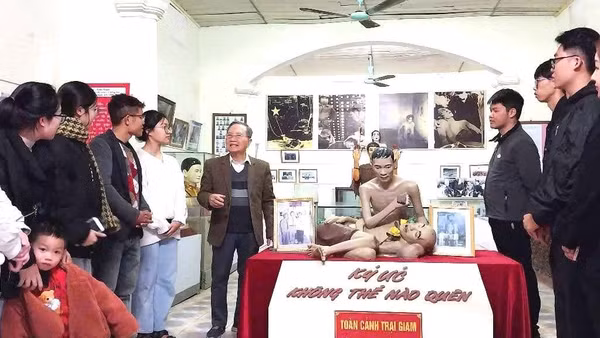 Cựu chiến binh Nguyễn Đình Quốc kể về những năm tháng gian lao nhưng vô cùng anh dũng. Ảnh: LƯU XA