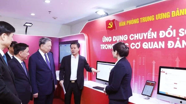Tổng Bí thư Tô Lâm xem giới thiệu các ứng dụng chuyển đổi số trong các cơ quan Đảng. Ảnh: THỐNG NHẤT/TTXVN
