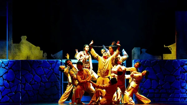 Cảnh trong vở Lửa từ đất. Ảnh: NVCC