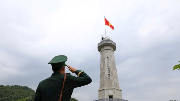 Lễ Thượng cờ tại Cột cờ A Pa Chải. (Ảnh Xuân Tư)