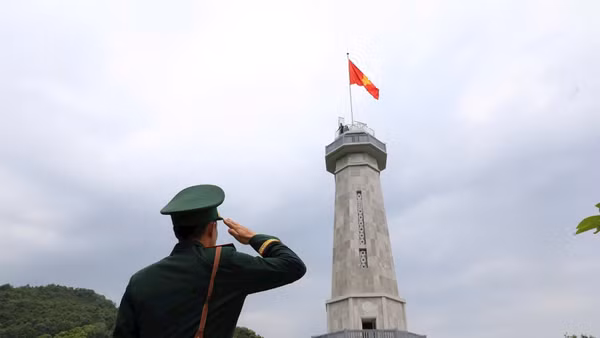 Lễ Thượng cờ tại Cột cờ A Pa Chải. (Ảnh Xuân Tư)