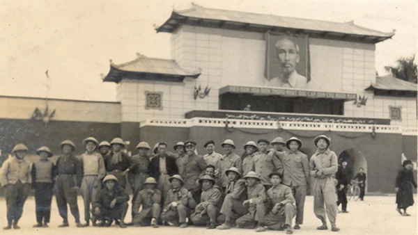 Lễ đài Ba Đình đầu tiên bằng gỗ ván do KTS Nguyễn Văn Ninh thiết kế. Nguồn: Gia đình Kiến trúc sư Nguyễn Văn Ninh cung cấp.