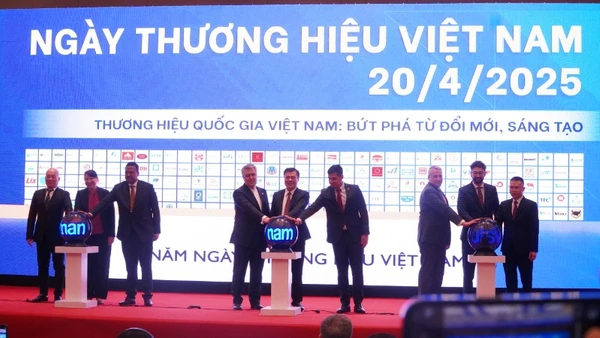 Các đại biểu thực hiện nghi thức Khai mạc Tuần lễ Thương hiệu Quốc gia Việt Nam năm 2025.