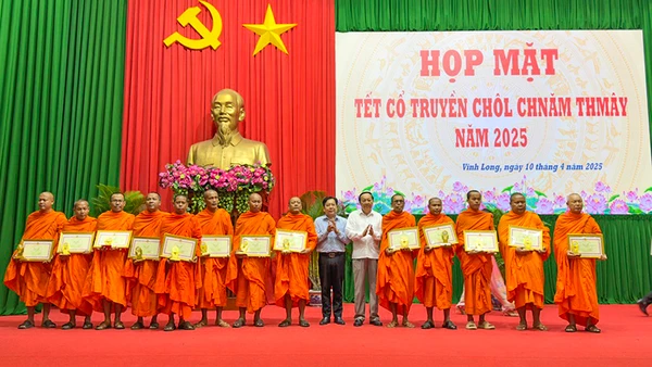 Lãnh đạo tỉnh Vĩnh Long khen thưởng những tập thể có thành tích đóng góp cho sự nghiệp xây dựng khối đại đoàn kết toàn dân tộc trên địa bàn.