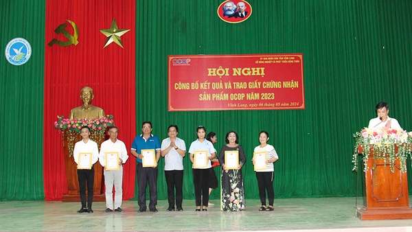 Trao giấy chứng nhận cho các chủ thể đạt sản phẩm OCOP 4 sao. 