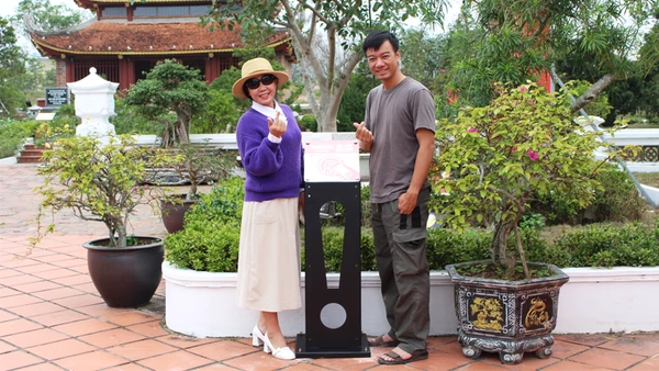 Du khách check-in và chia sẻ khoảnh khắc với NFC tại Khu lưu niệm Chủ tịch Hồ Chí Minh trên đảo Cô Tô.