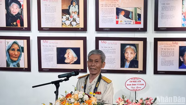 Đại tá, nhà báo, nghệ sĩ nhiếp ảnh Trần Hồng phát biểu khai mạc triển lãm.