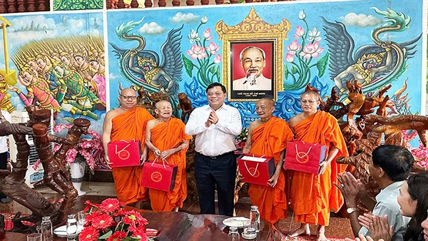 Tặng quà cho Hội Đoàn kết sư sãi yêu nước tỉnh Sóc Trăng.