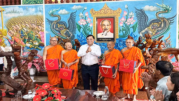 Tặng quà cho Hội Đoàn kết sư sãi yêu nước tỉnh Sóc Trăng.