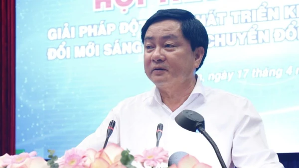 Bí thư Tỉnh ủy Long An Nguyễn Văn Quyết phát biểu đề dẫn.