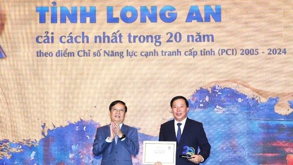 Chủ tịch VCCI, Phạm Tấn Công trao giấy chứng nhận cho tỉnh Long An với vị trí thứ 2/63 tỉnh, thành phố cải cách nhất trong 20 qua.