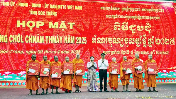 Tặng quà cho các sư sãi trong buổi họp mặt.