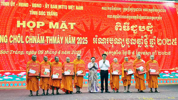 Tặng quà cho các sư sãi trong buổi họp mặt.