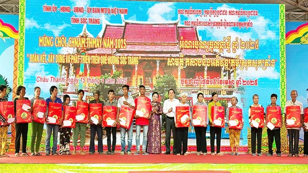 Tặng quà cho hộ nghèo Khmer vui đón Tết cổ truyền Chôl Chnăm Thmây.