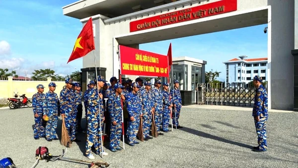 Lễ ra quân thu dọn vệ sinh môi trường của cán bộ chiến sĩ Lữ đoàn 175 đóng tại huyện Năm Căn, tỉnh Cà Mau.