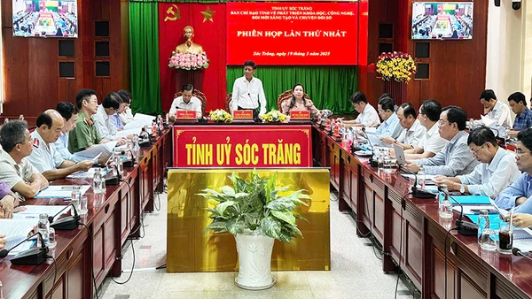 Bí thư Tỉnh ủy Sóc Trăng Lâm Văn Mẫn phát biểu chỉ đạo phiên họp.
