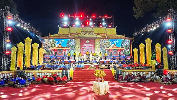 Hơn 200 nghệ nhân diễn tấu nhạc Ngũ âm trong chương trình.