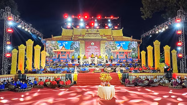 Hơn 200 nghệ nhân diễn tấu nhạc Ngũ âm trong chương trình.