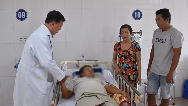 Bệnh nhân M. được các bác sĩ điều trị tích cực đã qua cơn nguy hiểm.