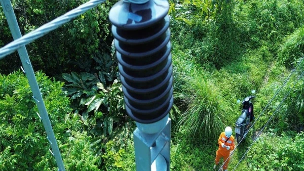 Kiểm tra các khiếm khuyết trên đường dây 35KV sử dụng thiết bị flycam.