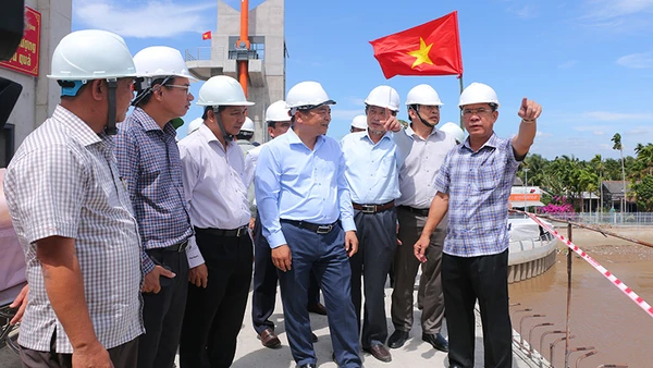 Lãnh đạo Bộ Nông nghiệp và Phát triển nông thôn cùng lãnh đạo tỉnh Sóc Trăng kiểm tra vận hành cửa van cống âu thuyền Rạch Mọp.