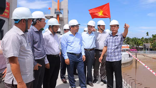 Lãnh đạo Bộ Nông nghiệp và Phát triển nông thôn cùng lãnh đạo tỉnh Sóc Trăng kiểm tra vận hành cửa van cống âu thuyền Rạch Mọp.
