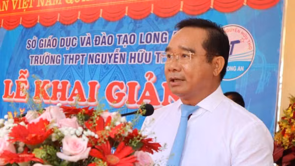 Bí thư Tỉnh ủy Long An Nguyễn Văn Được phát biểu tại Lễ khai giảng của Trường Trung học phổ thông Nguyễn Hữu Thọ.