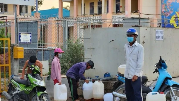 Người dân vùng hạ tranh thủ lấy nước ngọt từ đơn vị cung cấp nước chở bằng xe bồn hỗ trợ về sử dụng qua ngày.