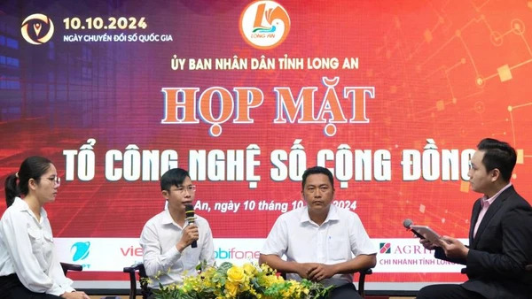 Các thành viên Tổ công nghệ số tại các địa phương tọa đàm chia sẻ kinh nghiệm tại buổi họp mặt. 