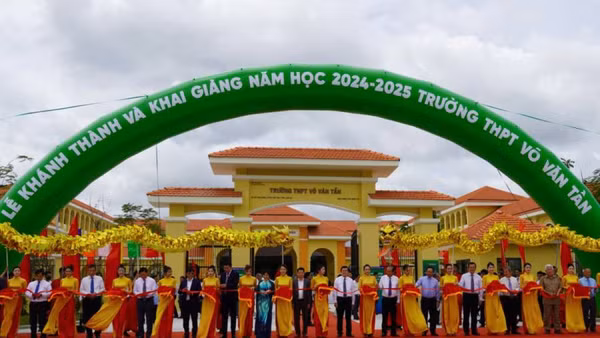 Nguyên lãnh đạo Trung ương và lãnh đạo tỉnh Long An cắt băng khánh thành. 