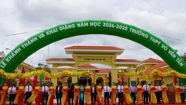 Nguyên lãnh đạo Trung ương và lãnh đạo tỉnh Long An cắt băng khánh thành. 