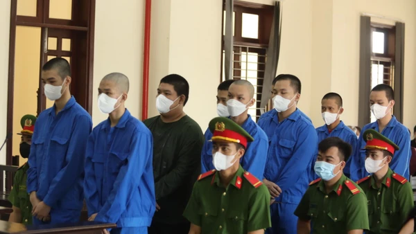 9 thanh, thiếu niên (từ 15-18 tuổi) về tội giết học sinh lớp 11 bị tuyên phạt 46 năm tù. 