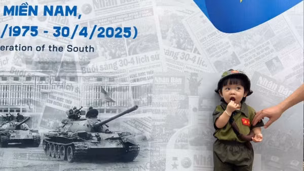 Ánh mắt trong trẻo, hồn nhiên của trẻ thơ tại cuộc Triển lãm kỷ niệm 50 năm Ngày Giải phóng miền nam, thống nhất đất nước của Báo Nhân Dân.