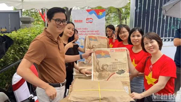 Từ 8 giờ 30 phút sáng, phụ san 30/4 của Báo Nhân Dân được phát đến tay người dân.