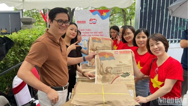 Từ 8 giờ 30 phút sáng, phụ san 30/4 của Báo Nhân Dân được phát đến tay người dân.