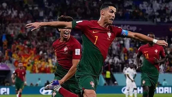 [Infographic] Cristiano Ronaldo thiết lập cột mốc lịch sử mới