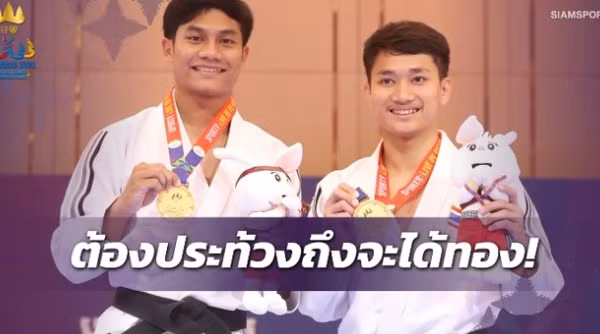 Bộ đôi VĐV Thái Lan được trao đồng HCV với 2 võ sĩ Campuchia. (Nguồn: Siam Sport)