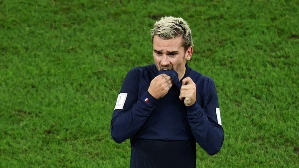 Phản ứng của tiền đạo Antoine Griezmann sau khi bị trọng tài tước bàn thắng trong trận gặp Tunisia. (Ảnh: Reuters)