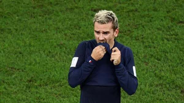 Phản ứng của tiền đạo Antoine Griezmann sau khi bị trọng tài tước bàn thắng trong trận gặp Tunisia. (Ảnh: Reuters)