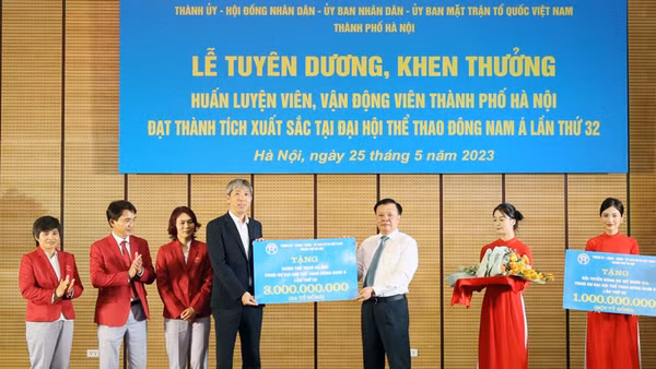 Bí thư Thành uỷ Hà Nội Đinh Tiến Dũng trao thưởng cho Đoàn thể thao Hà Nội tham dự SEA Games 32.