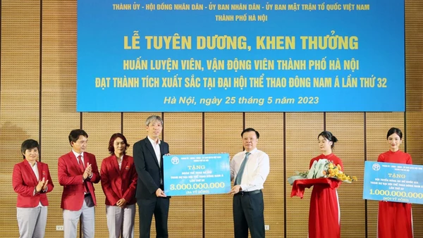 Bí thư Thành uỷ Hà Nội Đinh Tiến Dũng trao thưởng cho Đoàn thể thao Hà Nội tham dự SEA Games 32.