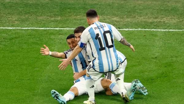 Các cầu thủ Argentina ăn mừng bàn thắng thứ 2 vào lưới tuyển Pháp.