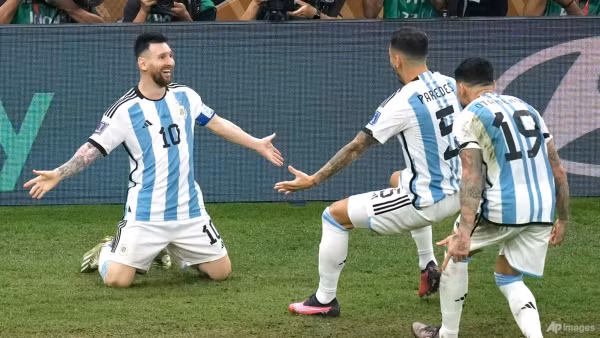 Lionel Messi ăn mừng cùng đồng đội sau khi ghi bàn thắng thứ 3 cho Argentina. (Ảnh: Reuters)