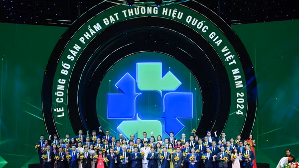 Thủ tướng Chính phủ Phạm Minh Chính chụp ảnh cùng đại diện các doanh nghiệp có sản phẩm đạt Thương hiệu quốc gia Việt Nam năm 2024.