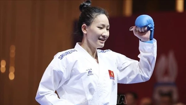 Vận động viên Hoàng Thị Mỹ Tâm ăn mừng chiến thắng trước đối thủ người Indonesia trong trận chung kết Kumite hạng cân dưới 55kg chiều 7/5. (Ảnh: TTXVN)