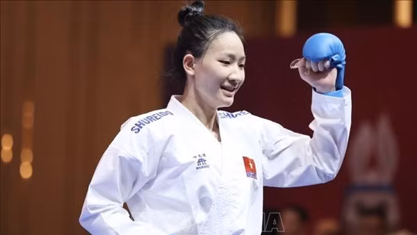 Vận động viên Hoàng Thị Mỹ Tâm ăn mừng chiến thắng trước đối thủ người Indonesia trong trận chung kết Kumite hạng cân dưới 55kg chiều 7/5. (Ảnh: TTXVN)